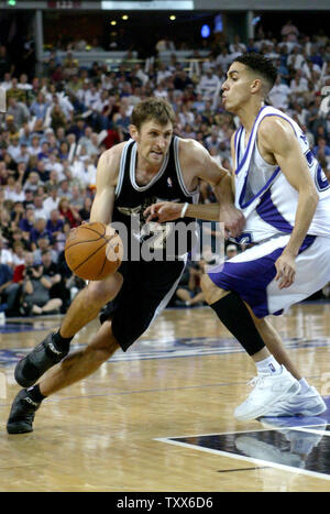 San Antonio Spurs guard Brent Barry Drives zum Korb, gegen die Sacramento Kings guard Kevin Martin, an der Arco Arena in Sacramento, Kalifornien, am 30. April 2006. Die Könige schlagen die Spurs 102-84, in Spiel 4 der Endspiele. (UPI Foto/Ken James) Stockfoto