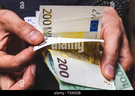 Man Hände zählen große Menge Währung Euro Bargeld Euro-Banknoten Stockfoto