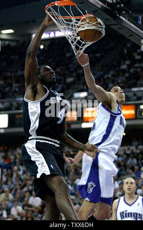 San Antonio Spurs Guard, Michael Finley Kerben gegen, Sacramento Kings guard Kevin Martin, an der Arco Arena in Sacramento, Kalifornien, am 5. Mai 2006. Die Spurs schlagen die Könige 105-83, in Spiel 6 der Endspiele. (UPI Foto/Ken James) Stockfoto