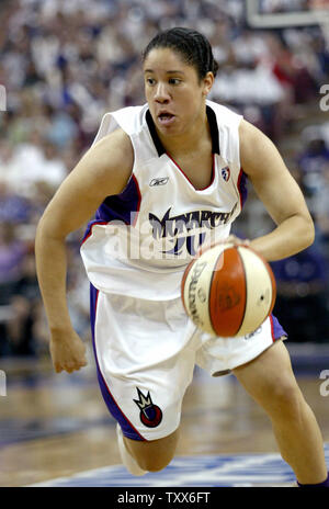 Sacramento Monarchs guard Kara Lawson Drives zum Korb, während das Endspiel Spiel gegen die Houston Kometen, an der Arco Arena in Sacramento, Kalifornien, am 19. August 2006. Die monarchen schlagen die Kometen 92-64 in Spiel 2 der Endspiele. (UPI Foto/Ken James) Stockfoto