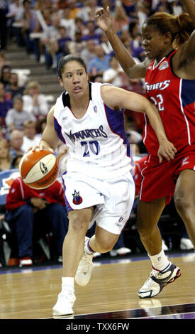 Sacramento Monarchs guard Kara Lawson Drives zum Korb, gegen Houston Kometen vorwärts Sheryl Swoopes, an der Arco Arena in Sacramento, Kalifornien, am 19. August 2006. Die monarchen schlagen die Kometen 92-64 in Spiel 2 der Endspiele. (UPI Foto/Ken James) Stockfoto