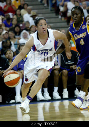 Sacramento Monarchs guard Kara Lawson Drives zum Korb, gegen Los Angeles Sparks, Mwadi Mabika, an der Arco Arena in Sacramento, Kalifornien, am 24. August 2006. Die monarchen schlagen die Funken 64-61 in Spiel 1 WNBA Western Conference Finals. (UPI Foto/Ken James) Stockfoto