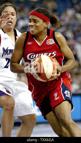 Houston Kometen guard Tamecka Dixon Drives zum Korb, gegen Sacramento Monarchs guard Kara Lawson, an der Arco Arena in Sacramento, Kalifornien, am 19. August 2006. Die monarchen schlagen die Kometen 92-64 in Spiel 2 der Endspiele. (UPI Foto/Ken James) Stockfoto