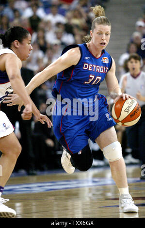 Detroit Shock Guard Katie Smith Drives zum Korb gegen Sacramento Monarchs guard Kara Lawson, an der Arco Arena in Sacramento, Kalifornien, am 3. September 2006. Die Monarchen Beat der Schock Aufzeichnung 89-69 in Spiel 3 der WNBA 2006 Endrunden. (UPI Foto/Ken James) Stockfoto