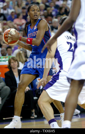 Detroit Shock Guard Swin Cash Drives zum Korb, gegen Sacramento Monarchs guard Kara Lawson, an der Arco Arena in Sacramento, Kalifornien, am 3. September 2006. Die Monarchen Beat der Schock Aufzeichnung 89-69 in Spiel 3 der WNBA 2006 Endrunden. (UPI Foto/Ken James) Stockfoto