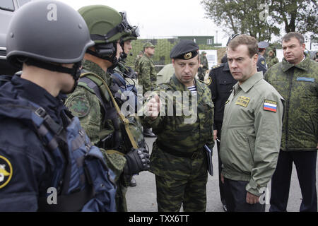 Der russische Präsident Dmitri Medwedew (2. R) in Begleitung von Verteidigungsminister Anatolij Serdjukow (R) prüft besondere Kräfte während eines strategischen militärischen Übungen Zapad-2009 (West 2009) an der Khmelevka Training Strecke in der Region Kaliningrad auf der Ostsee am 28. September 2009. UPI/Anatoli Zhdanov Stockfoto