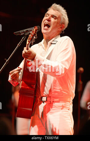 David Byrne führt auf das Uptown Theater in Kansas City, Missouri am 19. Oktober 2008. Der ehemalige Sänger der Talking Heads tourt mit seinem upcoming CD "Alles, was geschieht, geschieht heute", die in Zusammenarbeit mit Brian Eno geschrieben. (UPI Foto/Daniel Gluskoter) Stockfoto