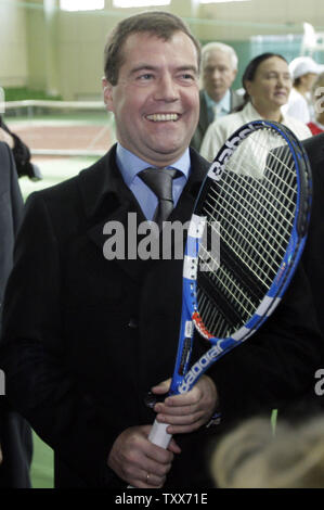 Der russische Präsident Dmitri Medwedew hält einen Tennisschläger, als er zu Besuch in der Tennis Academy in Kasan, die Hauptstadt der Russischen ethnisch vielfältigen Republik Tatarstan, am 23. Oktober 2009. UPI/Anatoli Zhdanov Stockfoto