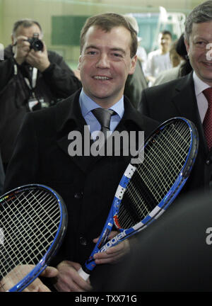 Der russische Präsident Dmitri Medwedew hält einen Tennisschläger, als er zu Besuch in der Tennis Academy in Kasan, die Hauptstadt der Russischen ethnisch vielfältigen Republik Tatarstan, am 23. Oktober 2009. UPI/Anatoli Zhdanov Stockfoto