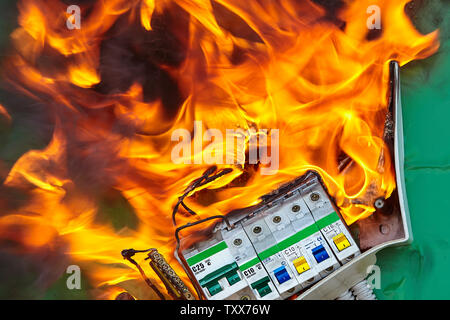 Feuer kann auftreten, wenn es gibt Fälle von defekten Elektrogeräten und Verkabelung zu Hause, die zu einem Elektrobrand führen. Stockfoto