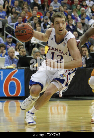 Kansas Jayhawk Brady Morningstar Drives zum Korb in einem Spiel gegen die Texas Longhorns im Sprint Center in Kansas City, Missouri am 12. März 2011. UPI/Jay Biggerstaff. Stockfoto