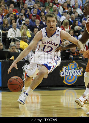 Kansas Jayhawk Brady Morningstar Drives zum Korb in einem Spiel gegen die Texas Longhorns im Sprint Center in Kansas City, Missouri am 12. März 2011. UPI/Jay Biggerstaff. Stockfoto