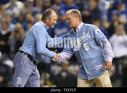 Royals "greats Bret Saberhagen und George Brett schütteln sich die Hände vor dem Brett warf den ersten Pitch vor Spiel 3 der American League Championship Series zwischen den Kansas City Royals und Baltimore Orioles am Kauffman Stadium in Kansas City, Missouri am 14. Oktober 2014. UPI/Brian Kersey Stockfoto