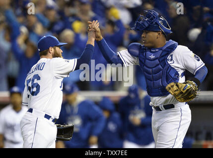 Kansas City Royals relief Pitcher Greg Holland (56) und Catcher Salvador Perez feiern, nachdem die Royals die Baltimore Orioles 2-1 in Spiel 3 der American League Championship Series am Kauffman Stadium in Kansas City, Missouri besiegte am 14. Oktober 2014. UPI/Brian Kersey Stockfoto