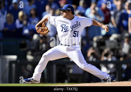 Kansas City Royals Krug Jason Vargas wirft einen Pitch im ersten Inning gegen die Baltimore Orioles von Spiel 4 der American League Championship Series am Kauffman Stadium in Kansas City am 15. Oktober 2014. UPI/Brian Kersey Stockfoto