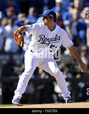 Kansas City Royals Krug Jason Vargas wirft einen Pitch im ersten Inning gegen die Baltimore Orioles von Spiel 4 der American League Championship Series am Kauffman Stadium in Kansas City am 15. Oktober 2014. UPI/Brian Kersey Stockfoto