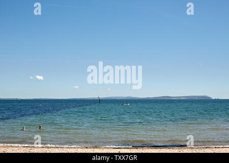 Hübsche weiße Sandbank bei Mudeford Spit (mudeford Strand) an einem Sommertag. Mudeford, Christchurch, Bournemout, Dorset (Den Solent/Englisch Kanal) Stockfoto