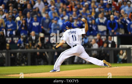 Kansas City Royals Krug Jeremy Guthrie wirft gegen die San Francisco Giants im ersten Inning von Spiel 7 der World Series im Kaufman Stadion in Kansas City, Missouri am 29. Oktober 2014. Bei 3 Spielen pro stück gebunden, der Sieger, San Francisco oder Kansas City, wird Meister. UPI/Kevin Dietsch Stockfoto