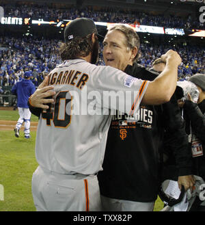 San Francisco Giants pitching Coach Dave Righetti (R) Umarmungen Krug Madison Bumgarner nach Spiel 7 der World Series am Kauffman Stadium in Kansas City, Missouri am 29. Oktober 2014. Bumgarner warf fünf Innings der Entlastung im Spiel wie die Riesen besiegt die Royals 3-2 die World Series zu gewinnen. UPI/Jeff Moffett Stockfoto