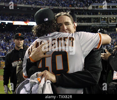 San Francisco Giants pitching Coach Dave Righetti (R) Umarmungen Krug Madison Bumgarner nach Spiel 7 der World Series am Kauffman Stadium in Kansas City, Missouri am 29. Oktober 2014. Bumgarner warf fünf Innings der Entlastung im Spiel wie die Riesen besiegt die Royals 3-2 die World Series zu gewinnen. UPI/Jeff Moffett Stockfoto