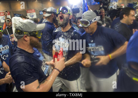 Mitglieder der Kansas City Royals Feiern im Clubhaus nach dem Royals die Amerikanische verlassen WM-Serie nach dem Sieg über die Toronto Blue Jays 4-3 in Spiel 6 bei Kaufman Stadion in Kansas City am 23. Oktober 2015 gewonnen. Hosmer fuhren nach Hause, um das Spiel zu gewinnen. Foto von Kevin Dietsch/UPI Stockfoto