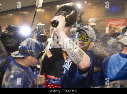 Mitglieder der Kansas City Royals Feiern im Clubhaus nach dem Royals die Amerikanische verlassen WM-Serie nach dem Sieg über die Toronto Blue Jays 4-3 in Spiel 6 bei Kaufman Stadion in Kansas City am 23. Oktober 2015 gewonnen. Hosmer fuhren nach Hause, um das Spiel zu gewinnen. Foto von Kevin Dietsch/UPI Stockfoto