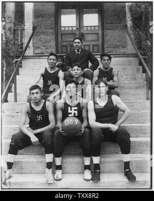 Basketball Team auf Startseite 1 Schritte, 1909; Umfang und Inhalt: Dieses Foto ist Teil einer Serie von Glasplatte negative durch die Chilocco Indian School Print Shop in der indischen Schule Journal zur Veröffentlichung verwendet werden. Stockfoto