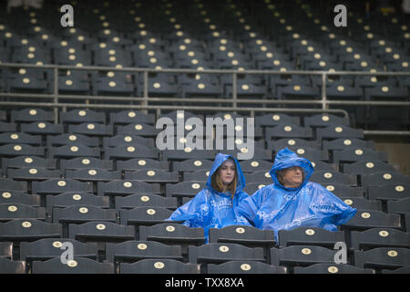 Royals Fans im Regen, wie sie für den Start in Spiel 1 der World Series zwischen den New York Mets und die Kansas City Royals in Kansas City, Missouri am 27. Oktober 2015 warten. Foto von Kevin Dietsch/UPI Stockfoto