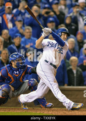 Kansas City Royals erste Basisspieler Eric Hosmer Uhren sein Spiel - gewinnende Opfer fliegen im 14 Inning gegen die New York Mets in Spiel 1 der World Series am Kauffman Stadium in Kansas City, Missouri am 27. Oktober 2015. Kansas City beats New York 5-4 in 14 innings eine Reihe 1-0 Leitung zu nehmen. Foto von Kevin Dietsch/UPI Stockfoto