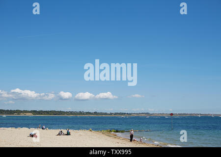 Hübsche weiße Sandbank bei Mudeford Spit (mudeford Strand) an einem Sommertag. Mudeford, Christchurch, Bournemout, Dorset (Den Solent/Englisch Kanal) Stockfoto