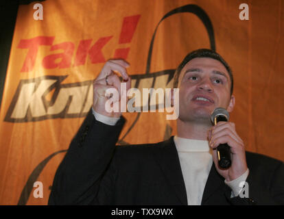 Der ehemalige Boxweltmeister Vitali Klitschko nimmt an einem Treffen mit seinen Unterstützern in Kiew, 15. März 2006. Klitschko ist Laufen für Kiew Bürgermeister am 26. März Wahlen. (UPI Foto/Sergey Starostenko) Stockfoto