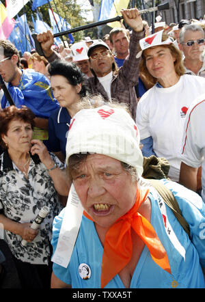 Anhänger des ehemaligen ukrainischen Ministerpräsidentin Julia Timoschenko Protest außerhalb des ukrainischen Parlaments in Kiew am 24. Juli 2006. (UPI Foto/Sergey Starostenko) Stockfoto