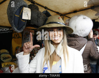 Teilnehmer an der Miss Europe contest Alexandra Rosenfeld von Frankreich lächelt ein Souvenir Markt in Kiew am 22. Oktober 2006. Der Sieger der Miss Europe Contest 2006 wird voraussichtlich am 27. Oktober gezogen werden. (UPI Foto/Sergey Starostenko). Stockfoto