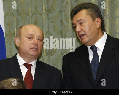 Der russische Ministerpräsident Michail Fradkow (L) und ukrainischen Amtskollegen Viktor Janukowitsch sprechen nach der Unterzeichnung eines bilateralen Kooperationsabkommens auf die Regierung in Kiew am 24. Oktober 2006. Die ukrainische Regierung Bestätigung aus Russland erhalten hat, mindestens 55 Milliarden Kubikmeter Gas an, der nicht höher ist als 130 $ pro 1000 Kubikmeter im nächsten Jahr zu sichern, sagte Janukowitsch am Dienstag. ((UPI Foto/Sergey Starostenko) Stockfoto