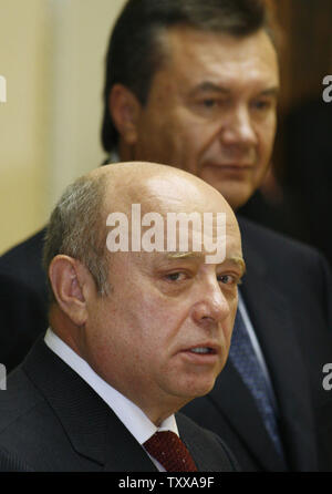 Der russische Ministerpräsident Michail Fradkow (L) und seinem ukrainischen Amtskollegen Viktor Janukowitsch treffen mit Journalisten nach der Unterzeichnung eines bilateralen Kooperationsabkommens auf die Regierung in Kiew am 24. Oktober 2006. Die ukrainische Regierung Bestätigung aus Russland erhalten hat, mindestens 55 Milliarden Kubikmeter Gas an, der nicht höher ist als 130 $ pro 1000 Kubikmeter im nächsten Jahr zu sichern, sagte Janukowitsch am Dienstag. ((UPI Foto/Sergey Starostenko) Stockfoto