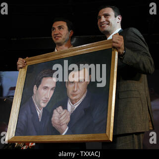 Der ehemalige WBC-Boxweltmeister Vitali Klitschko (L) und seinem jüngeren Bruder Wladimir Pose mit ihr Portrait nach einer Pressekonferenz in Kiew am 16. März 2007. Der ukrainische Boxer angekündigt, ihre Pläne für die Zukunft. (UPI Foto/Sergey Starostenko) Stockfoto