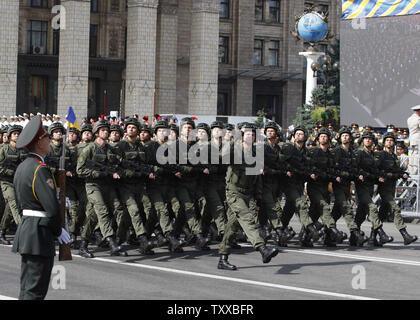 Ukrainischen Truppen während der März der Tag der Unabhängigkeit Militärparade in Kiew am 24. August 2014. UPI/Ivan Vakolenko Stockfoto