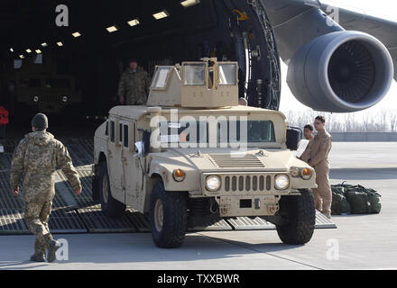 Erste US-Air-force Ebene liefert in der Ukraine mit nicht-letaler militärischer Ausrüstung einschließlich 10 Humvee Fahrzeuge in Kiew Flughafen am 25. März 2015. UPI/Ivan Vakolenko Stockfoto