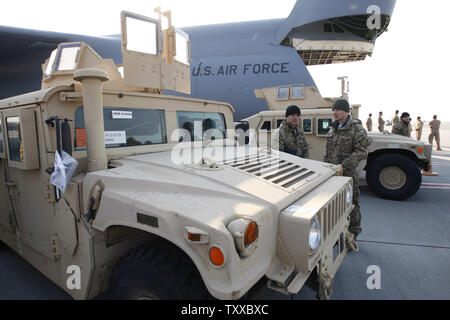 Erste US-Air-force Ebene liefert in der Ukraine mit nicht-letaler militärischer Ausrüstung einschließlich 10 Humvee Fahrzeuge in Kiew Flughafen am 25. März 2015. UPI/Ivan Vakolenko Stockfoto