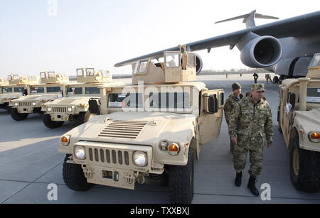 Erste US-Air-force Ebene liefert in der Ukraine mit nicht-letaler militärischer Ausrüstung einschließlich 10 Humvee Fahrzeuge in Kiew Flughafen am 25. März 2015. UPI/Ivan Vakolenko Stockfoto