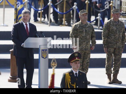 Der Präsident der Ukraine Petro Poroschenko spricht während der Tag der Unabhängigkeit Militärparade in Kiew am 24. August 2015. UPI/Ivan Vakolenko Stockfoto