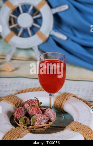 Sommerurlaub Erdbeer Limonade mit Muscheln auf tropischen Sommer trinken. Stockfoto