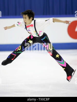 Japanische skater Nobunari Oda, 17, führt eine fliegende Kamel während seiner kurzen Programm auf der World Junior Eiskunstlauf-WM in Kitchener, Kanada am 4. März 2005. Oda, Osaka, Japan, ist auf dem zweiten Platz vor der Kür 64.33 Punkte. Er ist der 17., Nachkomme von Nobunaga Oda (1534-1582), ein berühmter japanischer Krieg, Herr. (UPI Foto/Gnade Chiu). Stockfoto