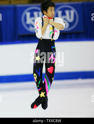 Japanische skater Nobunari Oda, 17, führt einen dreifachen Lutz springen während seiner kurzen Programm auf der World Junior Eiskunstlauf-WM in Kitchener, Kanada am 4. März 2005. Oda, Osaka, Japan, ist auf dem zweiten Platz vor der Kür 64.33 Punkte. Er ist der 17., Nachkomme von Nobunaga Oda (1534-1582), ein berühmter japanischer Krieg, Herr. (UPI Foto/Gnade Chiu). Stockfoto