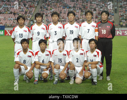 Der nordkoreanische Frauen Fußball Spieler posieren für ein Team Bild vor der Schale des EAFF Frauen 2005 gegen Japan bei der WM-Stadion Jeonju, Südkorea am 1. August 2005. (UPI Foto/Keizo Mori) Stockfoto