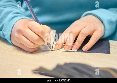 Custom Leather item crafting Prozess auf der Workbench Stockfoto