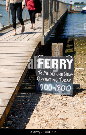 Mudeford Fähre transportieren Passagiere von und nach Mudeford Spit (mudeford Strand) und Mudeford Quay in Christchurch, Dorset Stockfoto