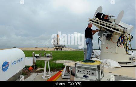 Als das Space Shuttle Atlantis STS-135 sitzt auf dem Launch Pad Komplex, NASA-Techniker und Fotografen ihre bereit, um die entfernten Kamerabilder im Kennedy Space Center in Florida am 7. Juli 2011. Die NASA hofft, Atlantis STS-135 am 8. Juli 2011 zu starten, das Wetter zulässt. Es werden die letzten Shuttlestart werden nach 30 Jahren im Dienst. UPI/Pat Benic Stockfoto