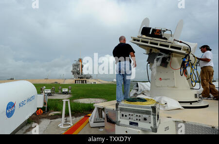 Als das Space Shuttle Atlantis STS-135 sitzt auf dem Launch Complex, NASA-Techniker und Fotografen ihre bereit, um die entfernten Kamerabilder im Kennedy Space Center in Florida am 7. Juli 2011. Die NASA hofft, Atlantis STS-135 am 8. Juli 2011 zu starten, das Wetter zulässt. Es werden die letzten Shuttlestart werden nach 30 Jahren im Dienst. UPI/Pat Benic Stockfoto