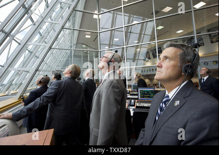 NASA Kennedy Space Center Direktor Bob Cabana, rechts, und andere management Blick auf von der Zündung Zimmer vier der Launch Control Center (LCC) als Space Shuttle Atlantis startet vom Pad 39A am Freitag, 8. Juli 2011, in Cape Canaveral, Fla. Der Start der Atlantis, STS-135, ist der letzte Flug des Shuttle Programms, einer 12-tägigen Mission zur Internationalen Raumstation. UPI/NASA/Bill Ingalls Stockfoto